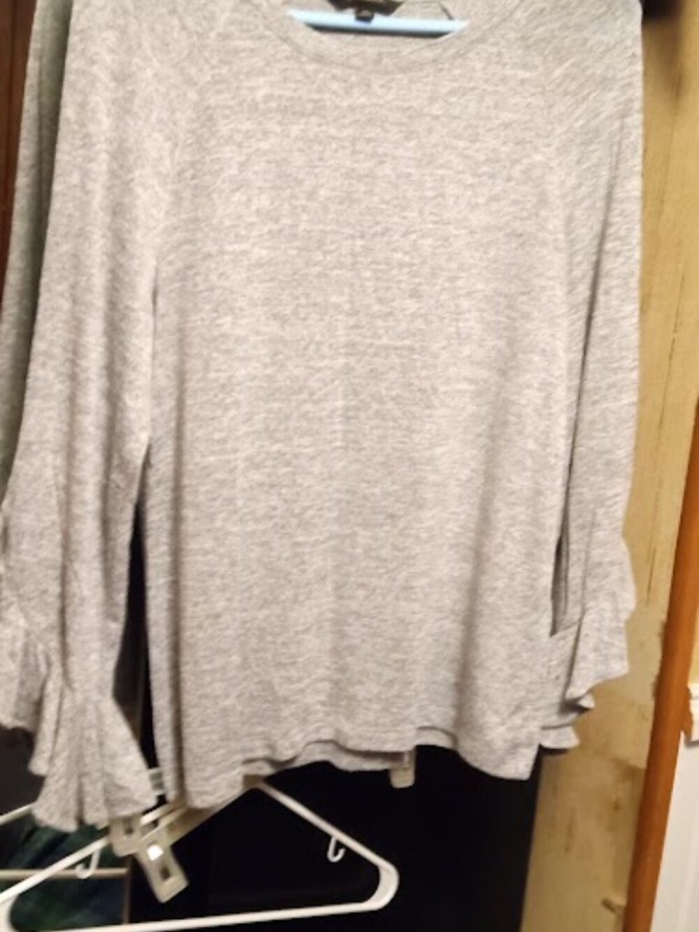 banana republic long sleeve w/ruffle sleeve grey Medium